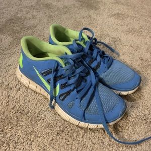 Women Nike tennis shoes